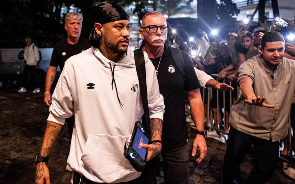 Neymar viaja com o elenco do Santos para Alagoas