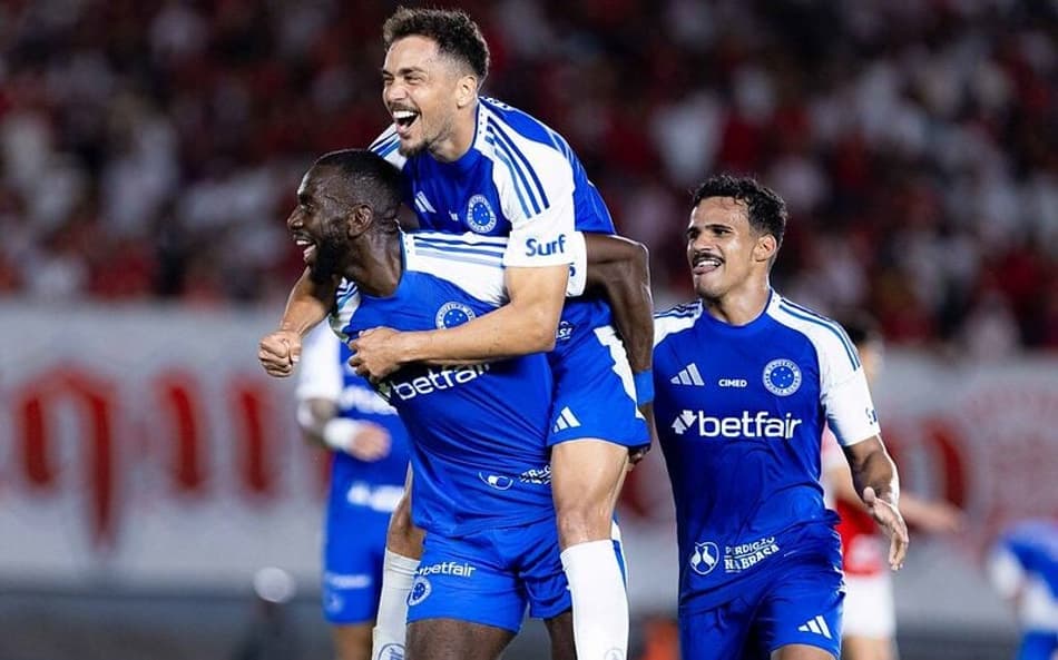 Eduardo, meia do Cruzeiro, comemora gol contra o Vila Nova-GO (Foto: Heber Gomes/Cruzeiro)