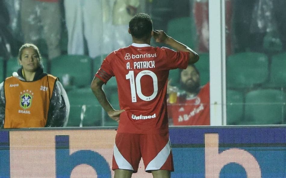 Alan Patrick, meia do Internacional, comemora gol de falta