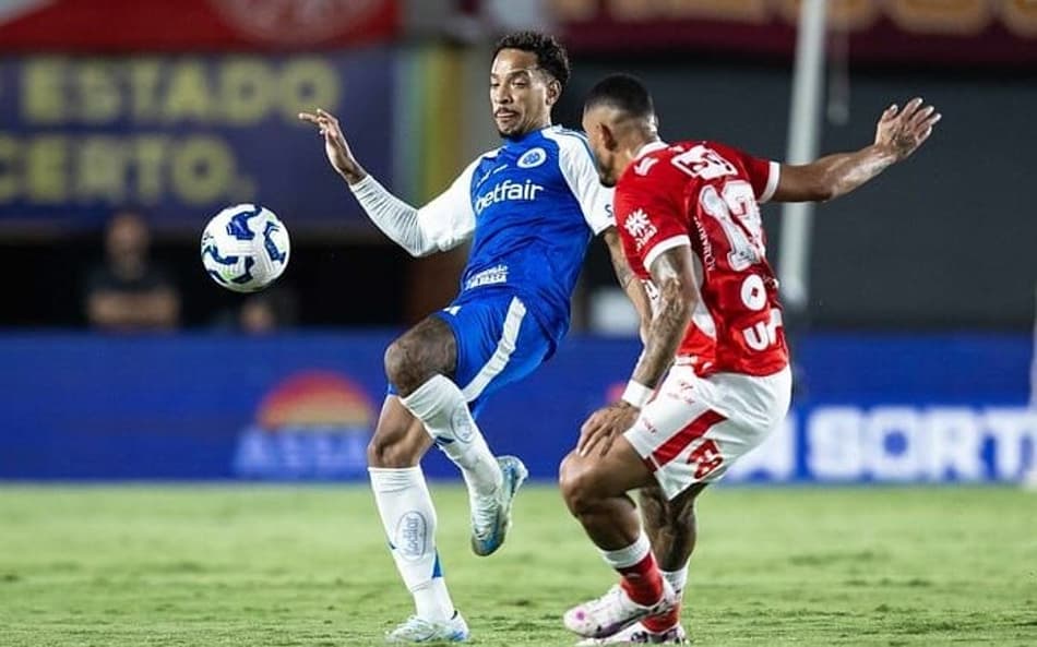 Matheus Pereira, do Cruzeiro, e Willian Formiga, do Vila Nova-GO (Foto: Héber Gomes/Cruzeiro)