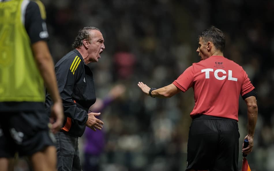 Cuca reclamando da arbitragem (Foto: Pedro Souza / Atlético)
