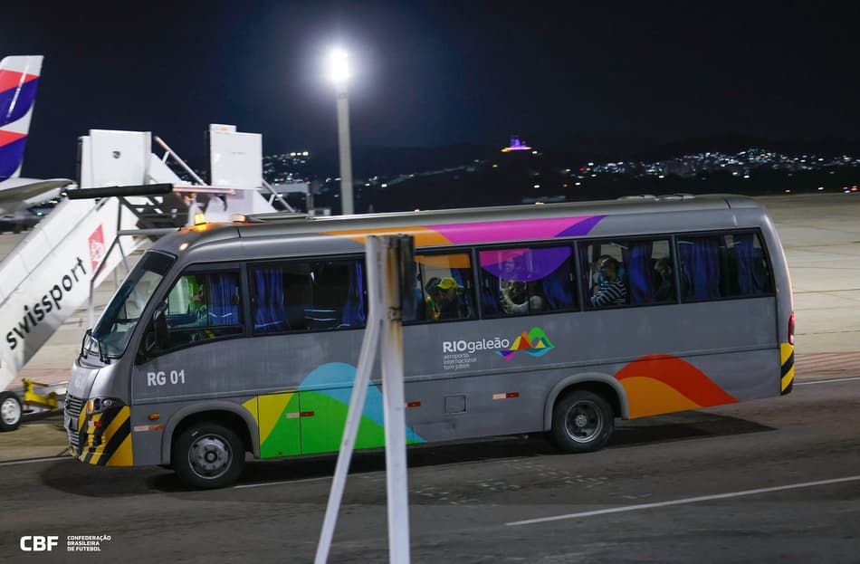 Carlo Ancelotti chega ao aeroporto e entra no ônibus (foto: Rafael Ribeiro/CBF)