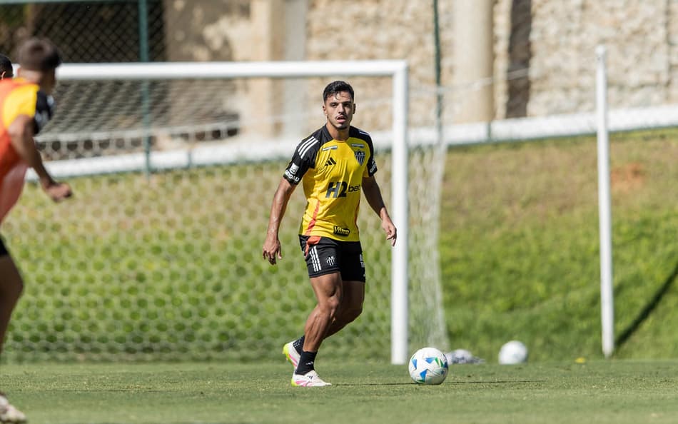 Gabriel Menino em treino do Atlético-MG (Foto: Pedro Souza / Atlético)