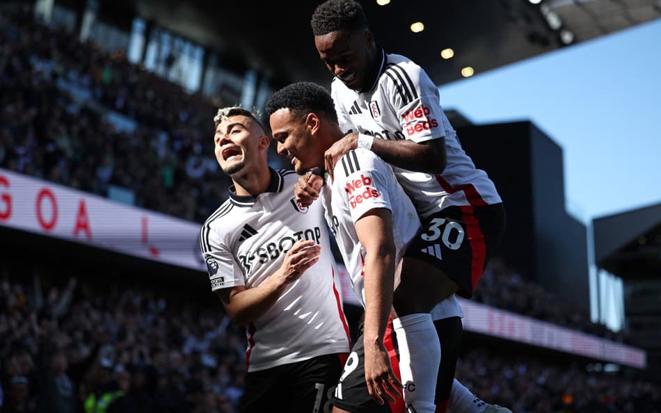 Rodrigo Muniz e Andreas Pereira comemora gol do Fulham contra o Liverpool