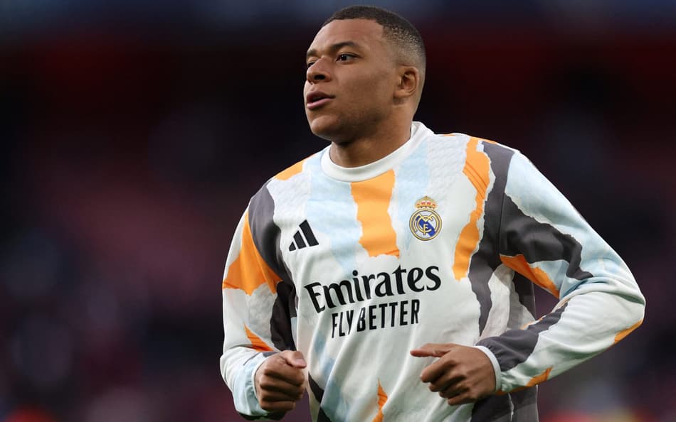 Mbappé se aquece antes de Arsenal x Real Madrid