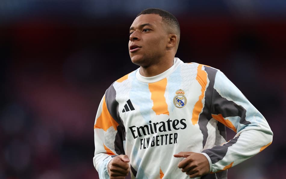 Mbappé se aquece antes de Arsenal x Real Madrid