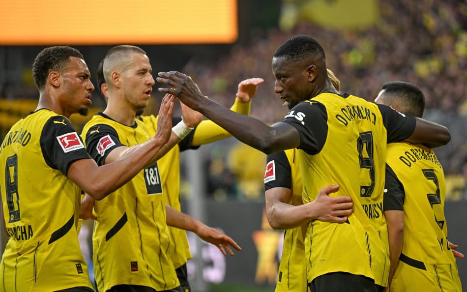 Guirassy comemora gol do Borussia sobre o Moenchengladbach