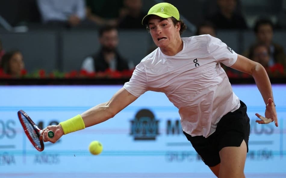 João Fonseca devolve a bola na derrota para o americano Tommy Paul em Madri (Photo by Thomas COEX / AFP)