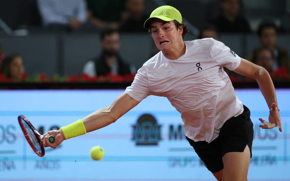 João Fonseca devolve a bola na derrota para o americano Tommy Paul em Madri (Photo by Thomas COEX / AFP)