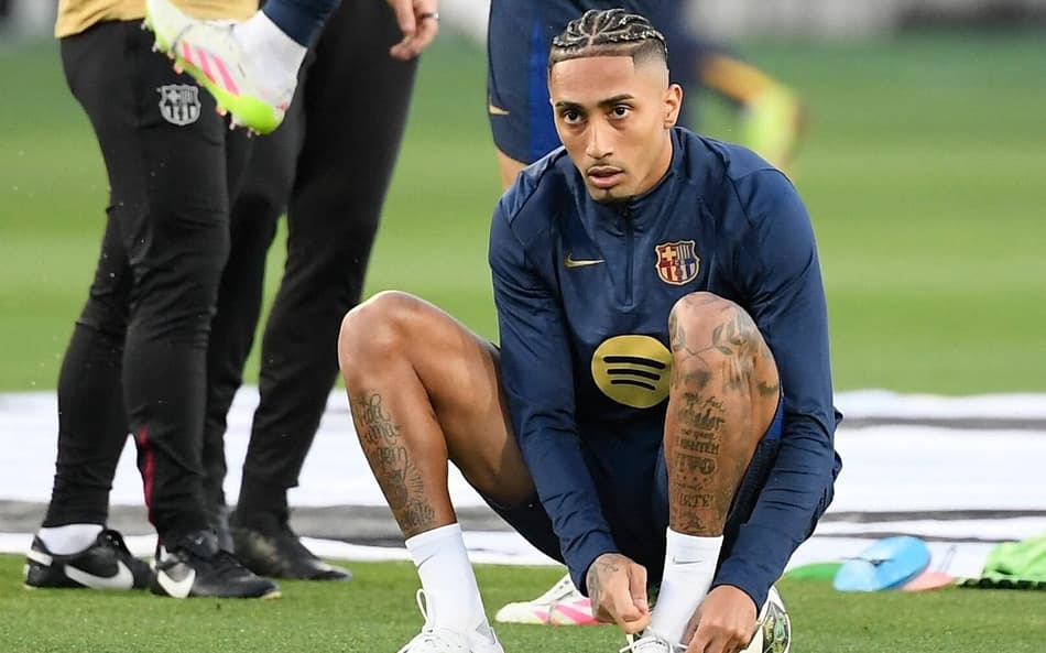 Raphinha quer renovar seu contrato com o Barcelona (Foto: Josep LAGO / AFP)