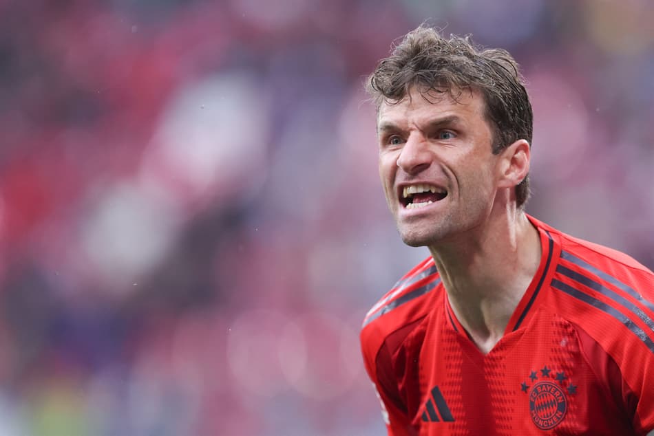 Muller reage durante Leipzig x Bayern (Foto: RONNY HARTMANN / AFP)
