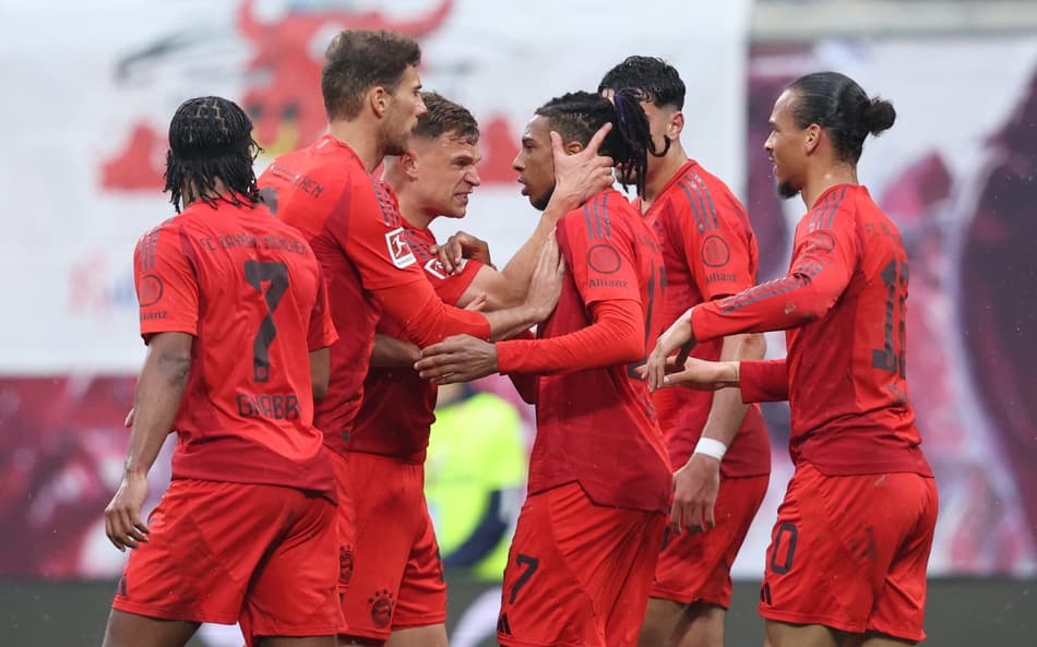 Olise comemora gol do Bayern contra o Leipzig (Foto: RONNY HARTMANN / AFP)