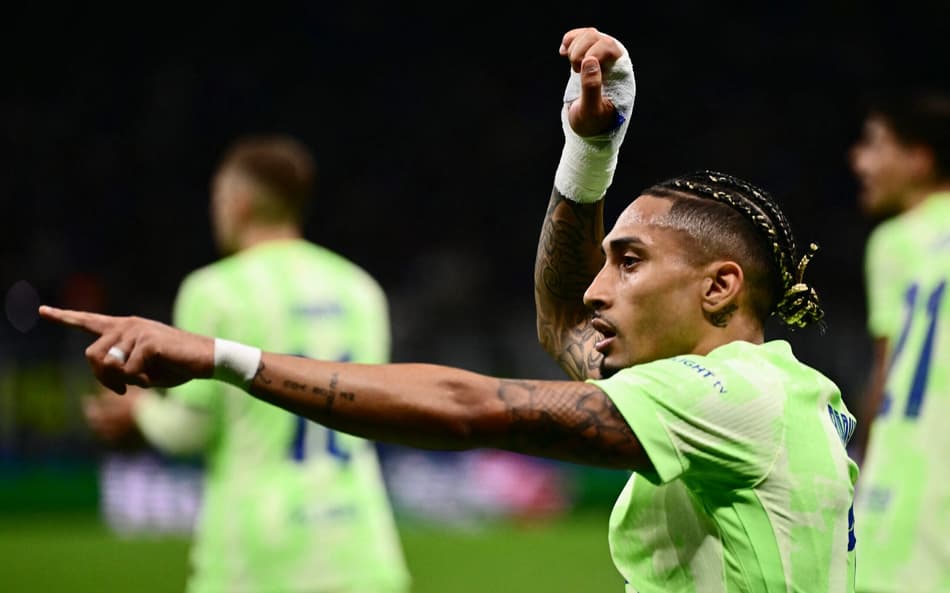 Raphinha comemora gol pelo Barcelona contra a Inter de Milão (Foto: Marco Bertorello/AFP)