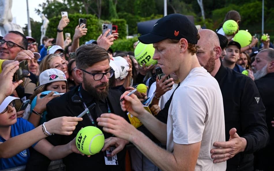 Jannik Sinner atende aos fãs em Roma