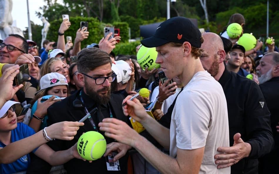 Jannik Sinner atende aos fãs em Roma