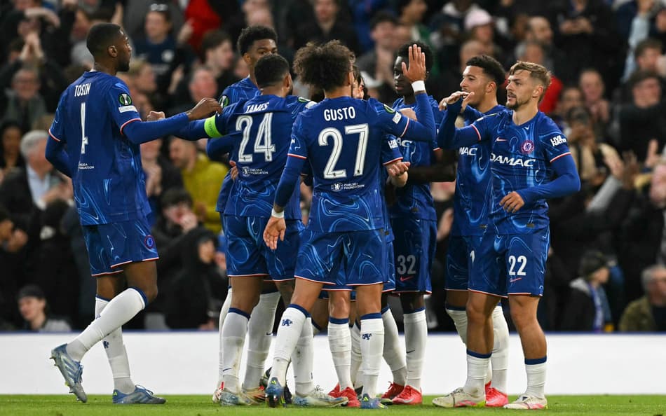 Elenco do Chelsea comemora gol contra o Djurgarden pela Conference League (Foto: Glyn Kirk/AFP)