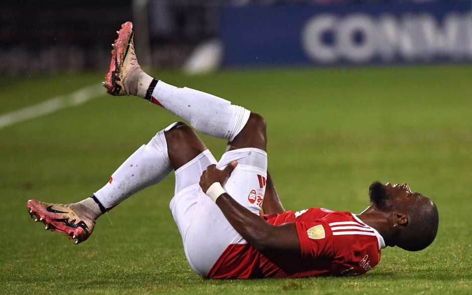 Enner Valencia se lesionou em Atlético Nacional x Internacional (Foto: Jaime Saldarriaga/AFP)