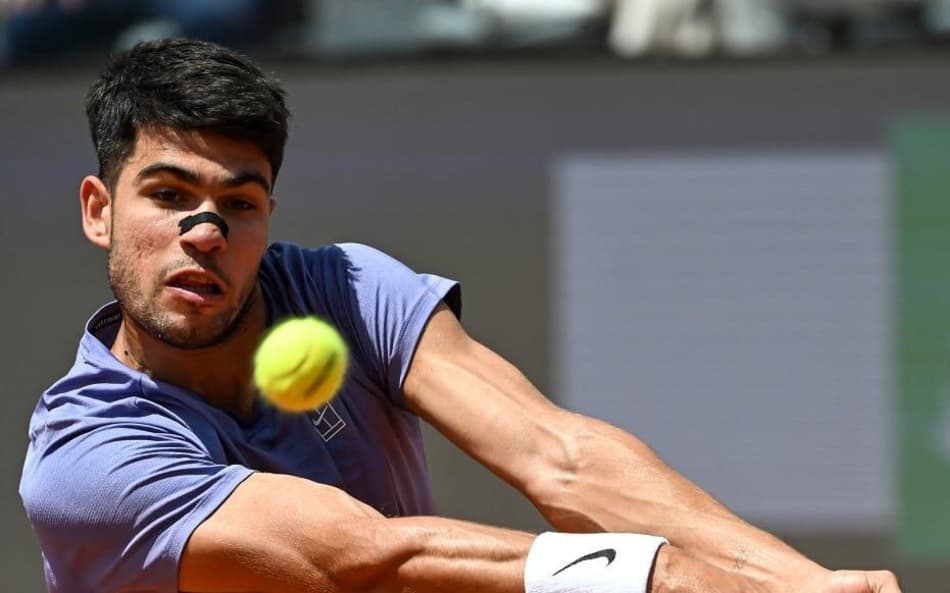 Carlos Alcaraz devolve a bola de backhand na vitória sobre o sérvio Dusan Lajovic em Roma
