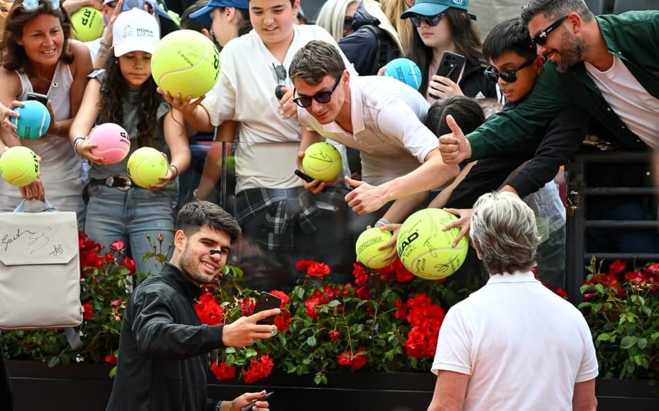 Carlos Alcaraz tira selfie com torcedores após derrotar o sérvio Dusan Lajovic na estreia em Roma (Photo by PIERO CRUCIATTI / AFP)