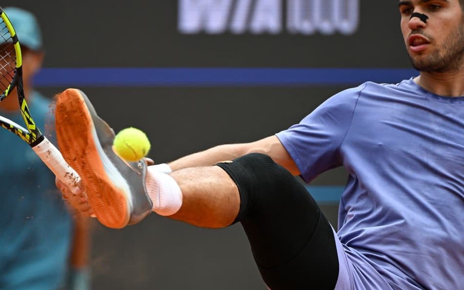 O espanhol Carlos Alcaraz mostra habilidade com os pés no Masters 1000 de Roma