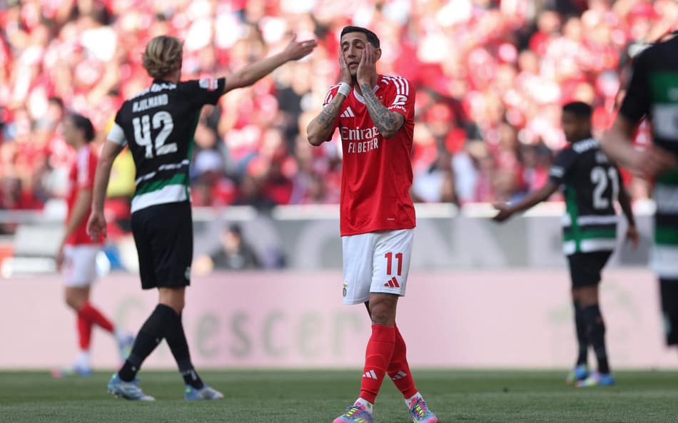 Di Maria em ação em Benfica x Sporting (Foto: Filipe Amorim/AFP)