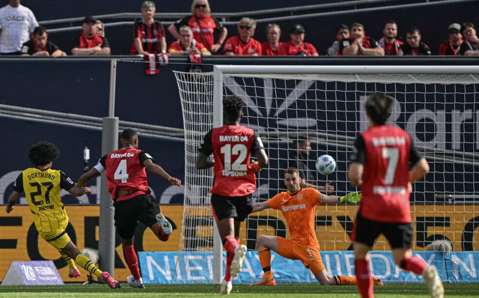 Adeyemi finaliza na saída do goleiro do Bayer Leverkusen