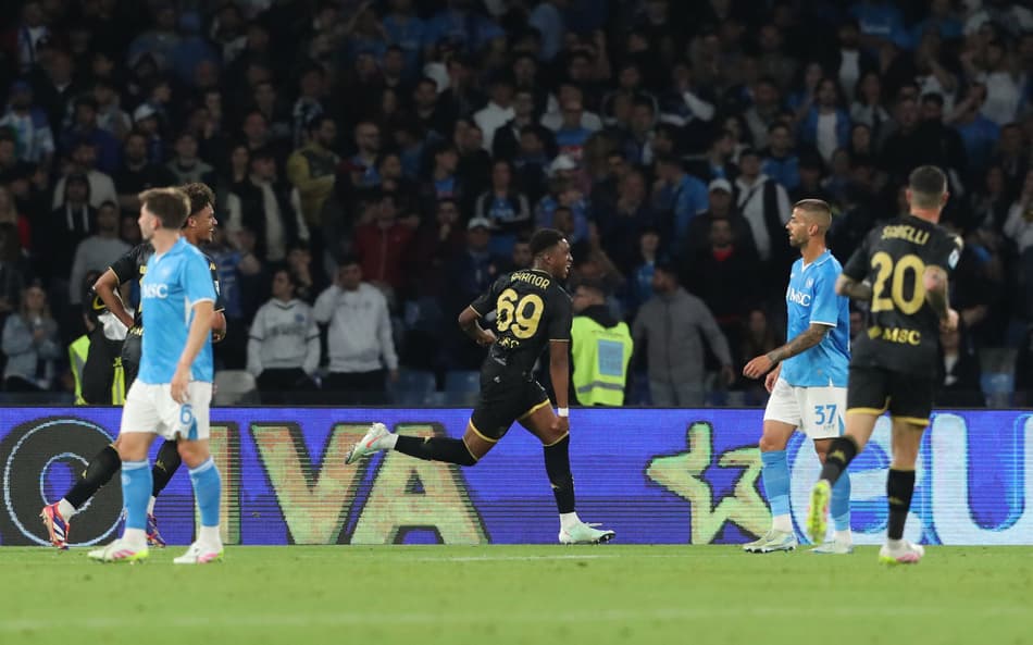 Norton-Cuffy comemora gol pelo Genoa contra o Napoli (Foto: CARLO HERMANN / AFP)