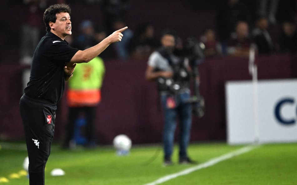 Fernando Diniz na beira do gramado em Lanús x Vasco (Foto: Luis Robayo/AFP)