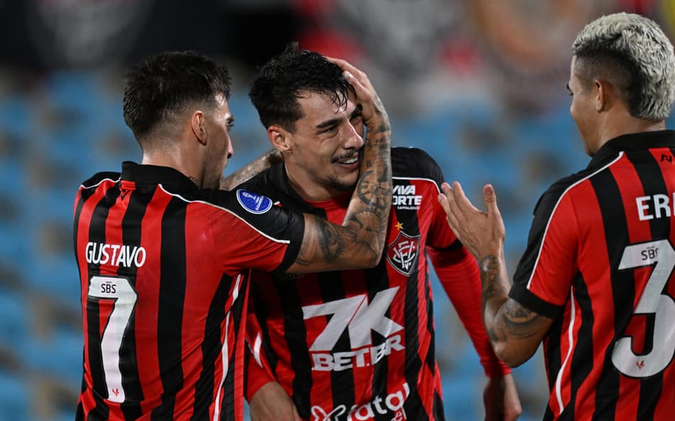 Jogadores comemoram gol de Claudinho contra o Cerro Largo Foto: Eitan ABRAMOVICH / AFP