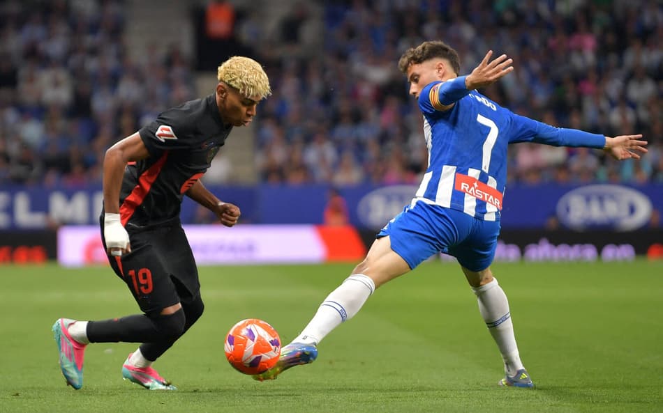 Lamine Yamal em ação pelo Barcelona contra o Espanyol (Foto: Manaure Quintero/AFP)