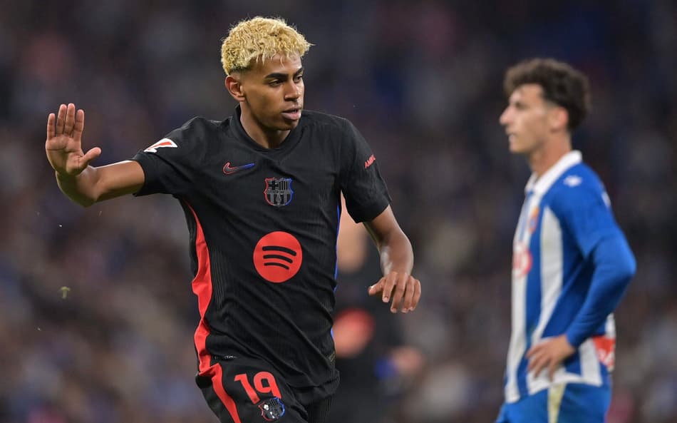 Yamal comemora gol pelo Barcelona contra o Espanyol (Foto: Manaure Quintero/AFP)