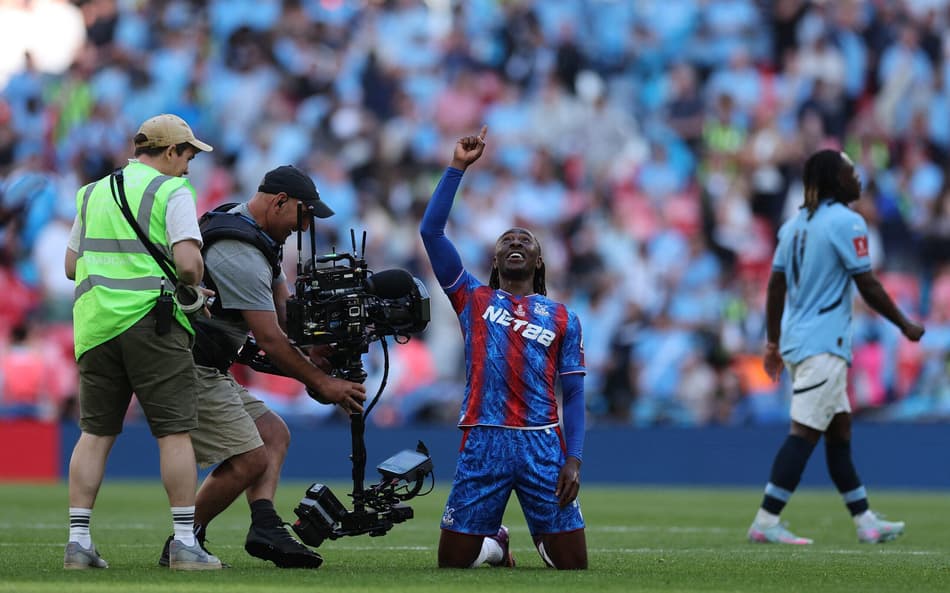 Autor do gol da vitíóia, Eze comemora (Foto: Adrian Dennis / AFP)