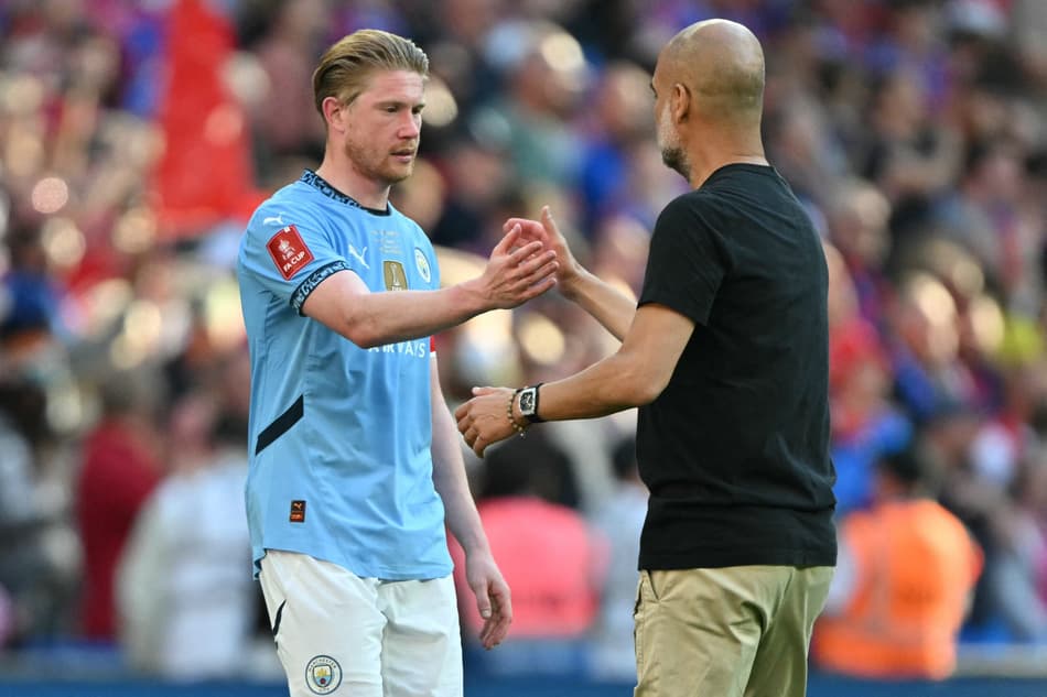 Pep Guardiola e de Bruyne se cumprimentam