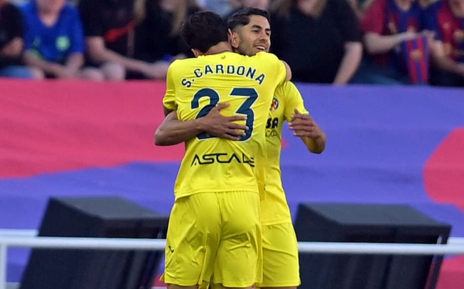 Jogadores do Villarreal comemoram gol sobre o Barcelona (Foto: MANAURE QUINTERO / AFP)