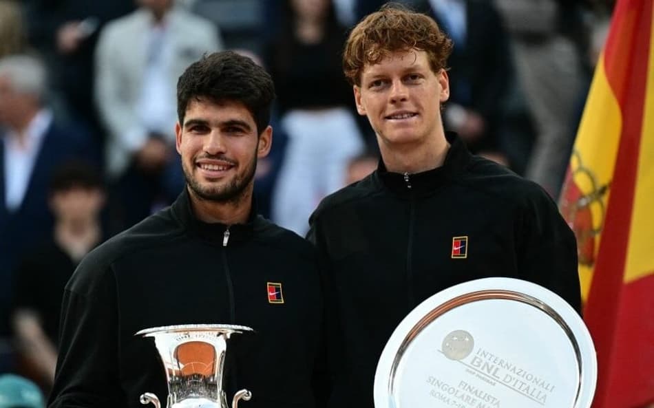 Alcaraz (e) derrotou Sinner na final do Masters 1000 de Roma (Foto:Tiziana FABI / AFP)