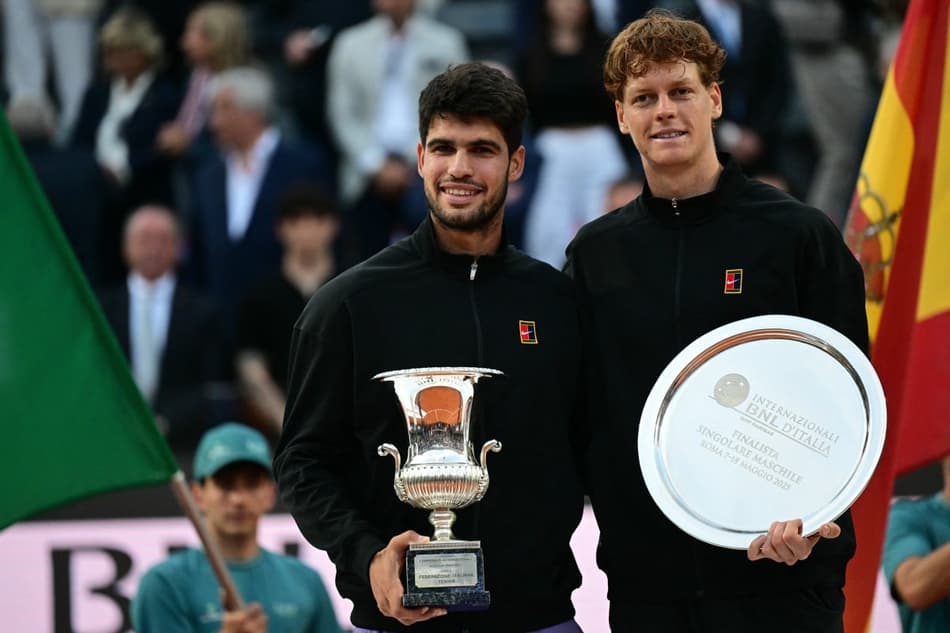 Alcaraz (e) derrotou Sinner na final do Masters 1000 de Roma (Foto:Tiziana FABI / AFP)