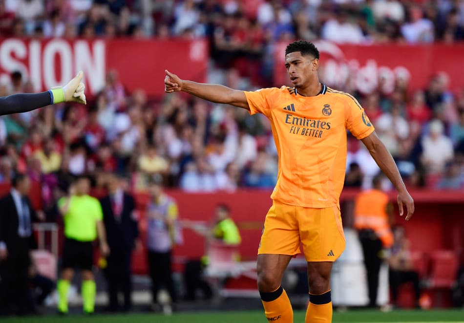 Bellingham durante a partida entre Sevilla e Real Madrid (Foto: CRISTINA QUICLER / AFP)