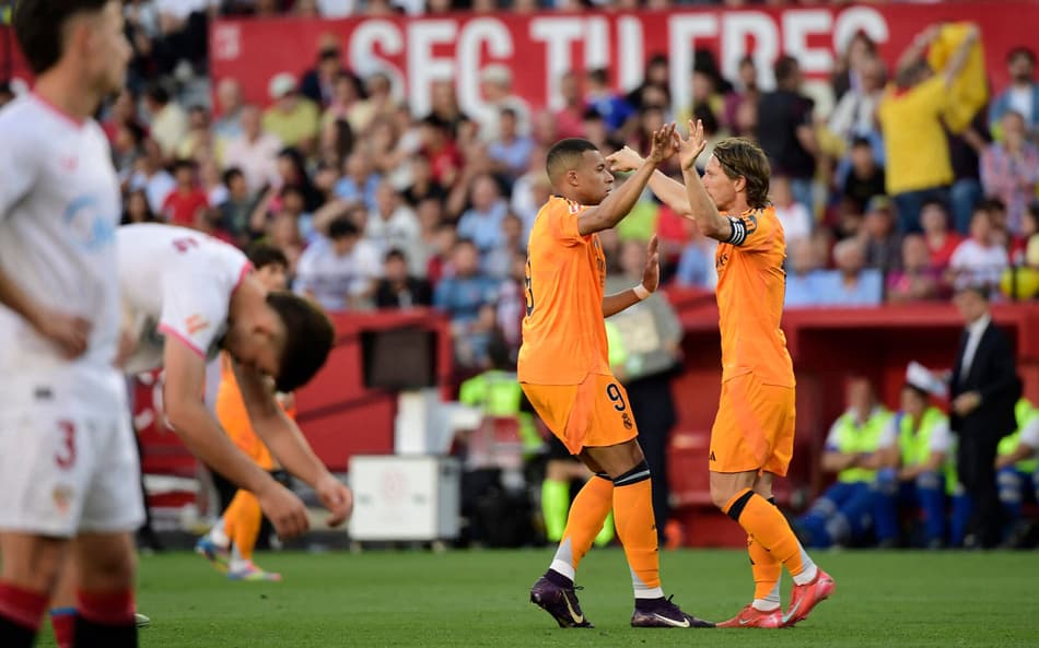 Mbappé e Modric comemoram gol do Real sobre o Sevilla (Foto: CRISTINA QUICLER / AFP)