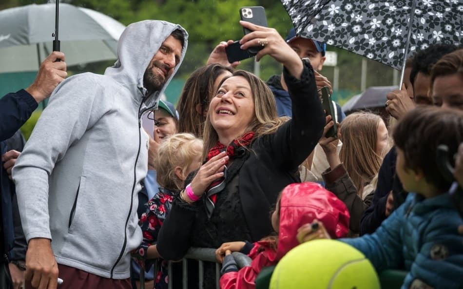 Djokovic posa para selfie com fã em Genebra