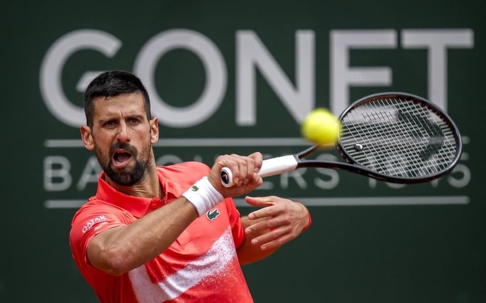O sérvio Novak Djokovic em ação em Genebra