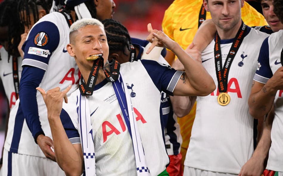 Richarlison comemora título da Europa League pelo Tottenham (Foto: Josep Lago/AFP)