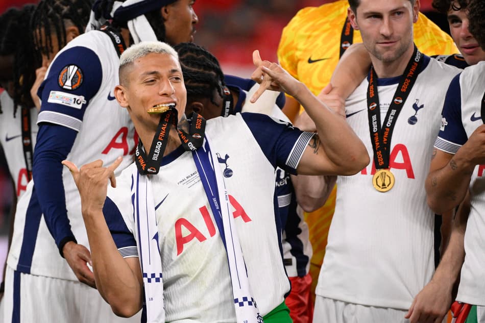 Richarlison comemora título da Europa League pelo Tottenham (Foto: Josep Lago/AFP)