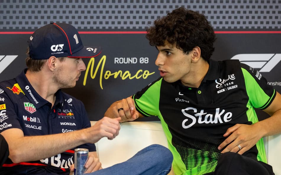Kick Sauber's Brazilian driver Gabriel Bortoleto (R) talks to Red Bull Racing's Dutch driver Max Verstappen during the drivers' press conference at the Circuit de Monaco in Monaco, on May 22, 2025, ahead of the Formula One Monaco Grand Prix. (Photo by Andrej ISAKOVIC / AFP)