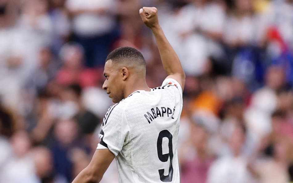 Mbappé comemora gol responsável por o colocar na liderança da Chuteira de Ouro (Foto: Oscar Del Pozo/ AFP)