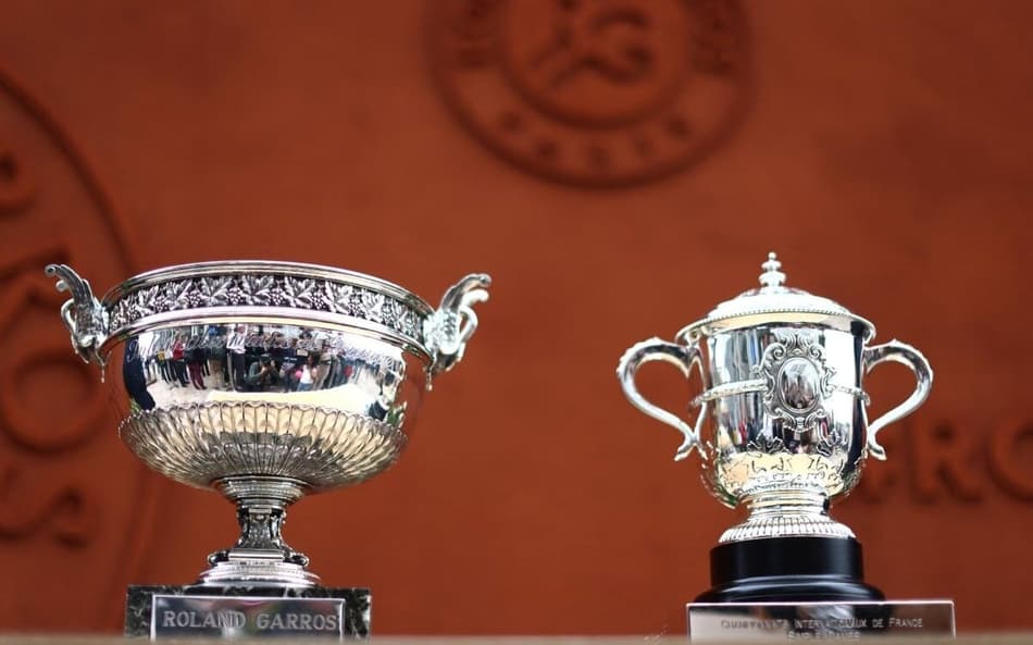 Os troféus para os campeões do masculino (e) e feminino de Roland Garros