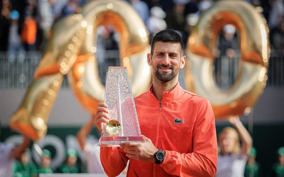 Novak Djokovic e seu 100º troféu da carreira (Foto: VALENTIN FLAURAUD / AFP)