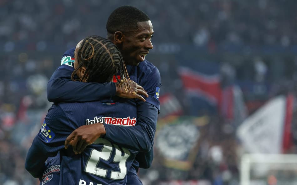 Barcola e Dembélé comemoram gol do PSG contra o Reims (Foto: Franck Fife/AFP)
