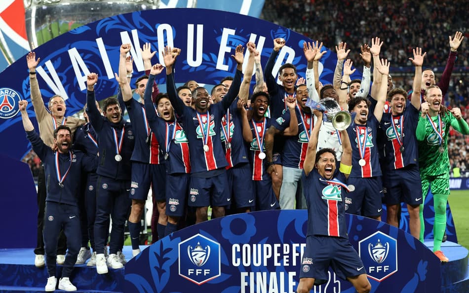 Marquinhos ergue a taça da Copa da França após vitória do PSG contra o Reims (Foto: Franck Fife/AFP)