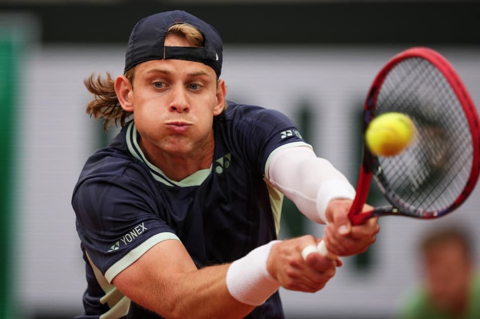 O belga Zizou Bergs na partida contra o francês Giovanni Mpetshi Perricard em Roland Garros (Foto: Dimitar DILKOFF / AFP)