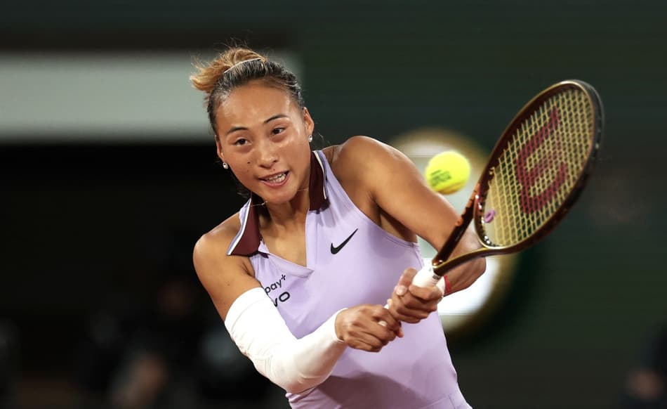 A chinesa Zheng Qinwen devolve a bola na partida contra a russa Anastasia Pavlyuchenkova em Roland Garros (Foto: Alain JOCARD / AFP)